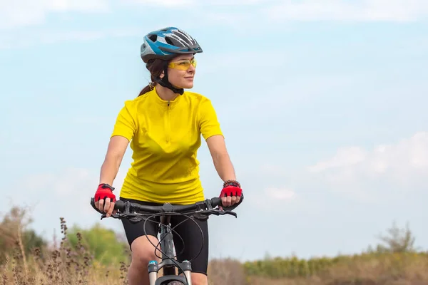 Schöne Und Glückliche Radfahrerin Fährt Fahrrad Auf Der Straße Der — Stockfoto