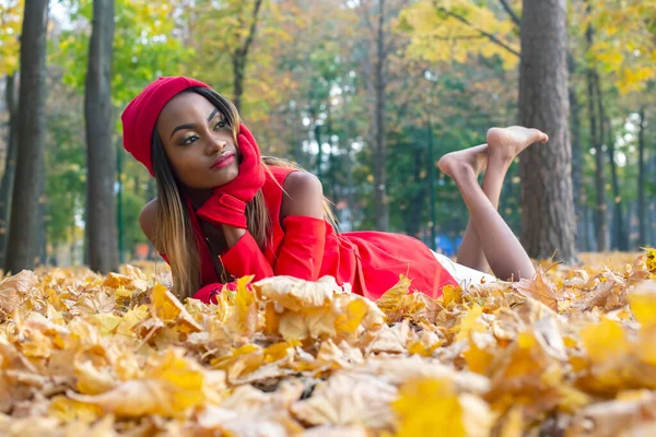 Menina Africana Bonita Roupas Vermelhas Descansando Folhas Outono — Fotografia de Stock