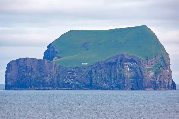 ベストマンネイジャー諸島の島にある孤独な家 アイスランド — ストック写真