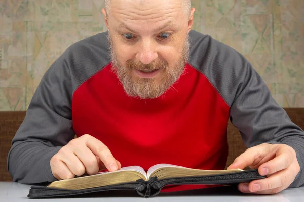 Hombre Barbudo Feliz Estudia Biblia Religión Cristianismo —  Fotos de Stock