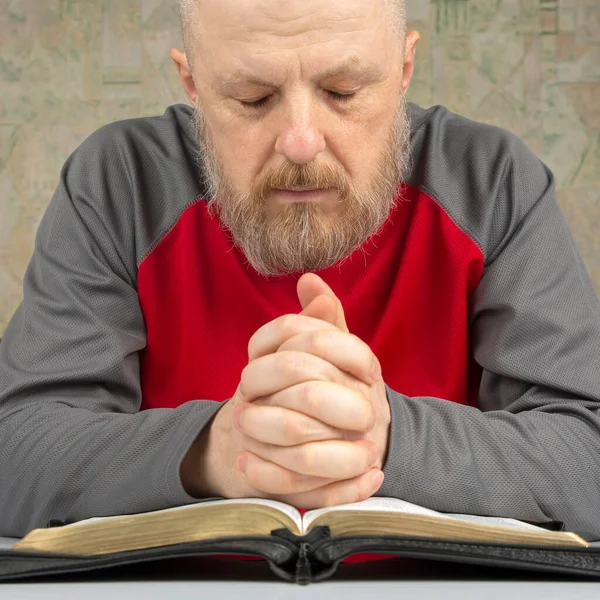 Hombre Barbudo Reza Antes Estudiar Biblia Religión Cristianismo —  Fotos de Stock
