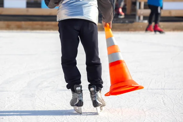 Homem Patinação Gelo Com Cone Plástico Sinal Estrada Segurança Mão — Fotografia de Stock