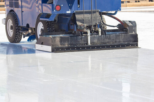 специальная машина для очистки льда на катке на работе. Транспортная промышленность