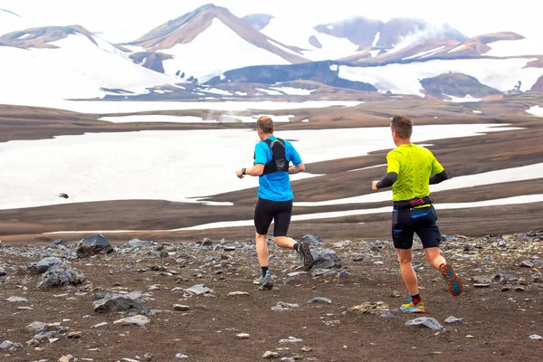 Dois Atletas Correm Uma Maratona Montanha Terreno Nevado Landmannalaugar Islândia — Fotografia de Stock