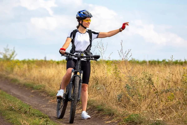 Schöne Und Glückliche Radfahrerin Mit Einem Fahrrad Der Natur Gesunder — Stockfoto