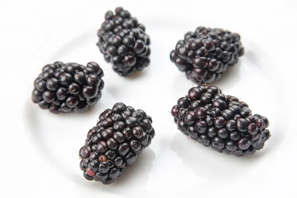 白い背景のブラックベリー ビタミンの健康的な食品果物 健康的な野菜の朝食 — ストック写真