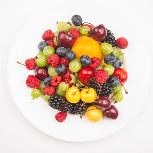 Ποικιλία Από Φρέσκα Μούρα Ένα Λευκό Πιάτο Χρήσιμη Βιταμίνη Υγιεινά — Φωτογραφία Αρχείου