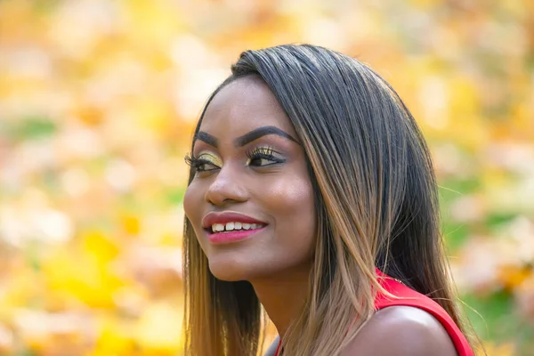 Mooi Jong Afrikaans Meisje Herfst Bladeren Achtergrond — Stockfoto