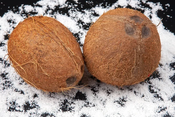 Verse Kokosnoot Een Achtergrond Van Kokosvlokken Vitaminefruit Gezond Voedsel — Stockfoto