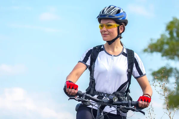 Beautiful Happy Girl Cyclist Bike Nature Healthy Lifestyle Sports Leisure — Stock Photo, Image