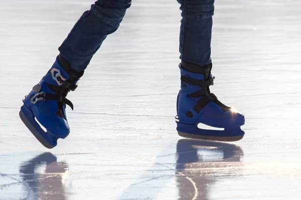 一个人的腿在溜冰场上滑冰 业余爱好和运动 假日和冬季活动 — 图库照片