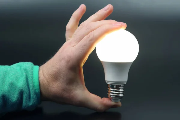 Mão Humana Segurando Lâmpada Led Incluída Fundo Escuro Indústria Eletricidade — Fotografia de Stock