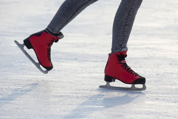 Voeten Rode Schaatsen Een Ijsbaan Hobby Vrije Tijd Wintersport — Stockfoto