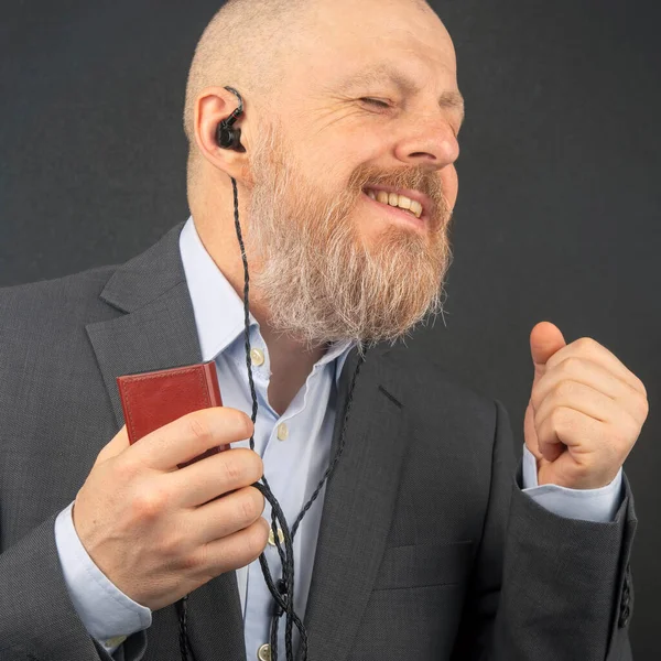 Sakallı Adamı Sevdiği Müziği Küçük Kulaklıklı Bir Ses Çalardan Dinlemeyi — Stok fotoğraf