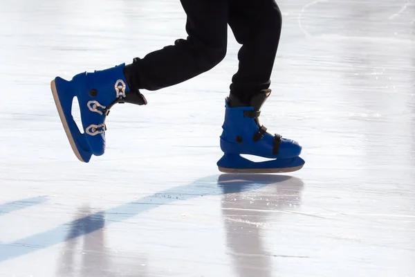 Benen Van Een Man Blauw Schaatsen Rijdt Een Ijsbaan Hobby — Stockfoto