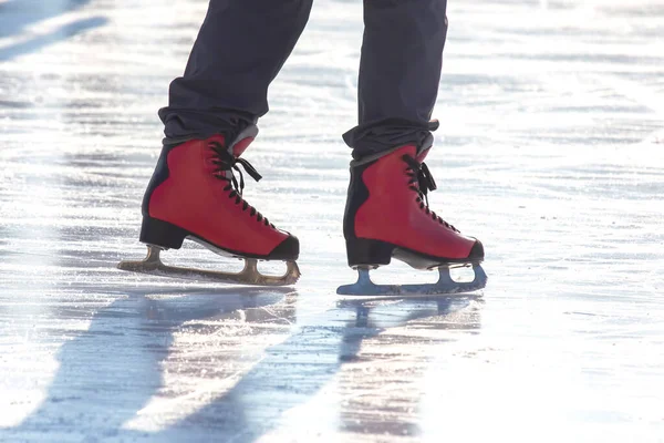 Pies Patines Rojos Una Pista Hielo Pasatiempos Ocio Deportes Invierno — Foto de Stock