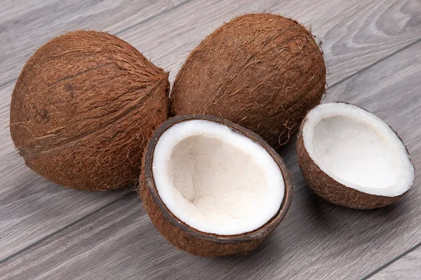 Coco Pelado Una Tabla Madera Frutas Vitaminas Alimentos Saludables —  Fotos de Stock