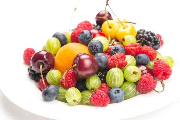 Assortiment Baies Fraîches Sur Une Assiette Blanche Vitamine Utile Fruits — Photo