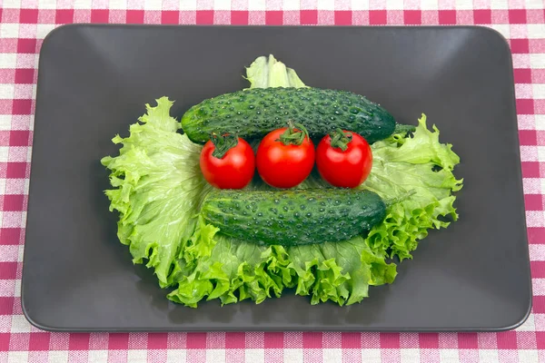 新鲜的黄瓜 西红柿和生菜放在灰色的盘子里 维生素和清淡早餐 — 图库照片