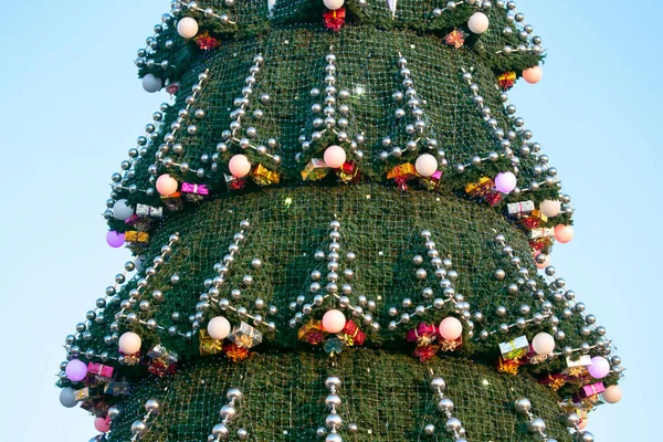 青空を背景にクリスマスツリーを飾りました 屋外の大きなクリスマスツリーの一部 Closeu — ストック写真