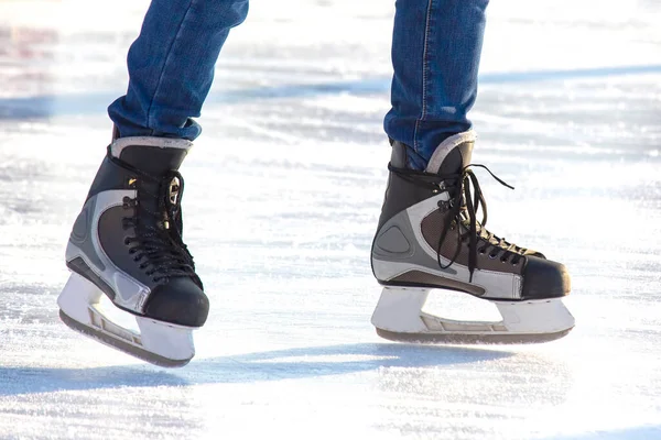 Gambe Pattinatore Sul Ghiaccio Sulla Pista Pattinaggio Strada Sport Invernali — Foto Stock