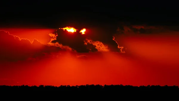 Την Εκφραστική Αντίθεση Των Νεφών Στον Ουρανό Και Τον Ήλιο — Φωτογραφία Αρχείου