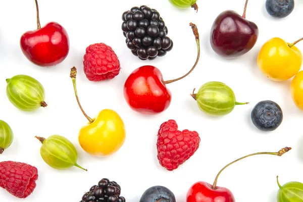 Různé Čerstvé Bobule Bílém Pozadí Užitečný Vitamin Zdravé Jídlo Ovoce — Stock fotografie