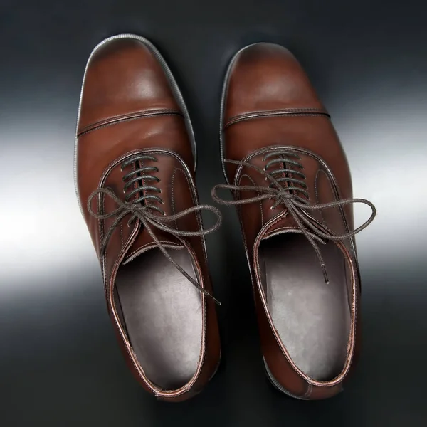 Koyu Arkaplanda Klasik Erkek Kahverengi Oxford Ayakkabıları — Stok fotoğraf