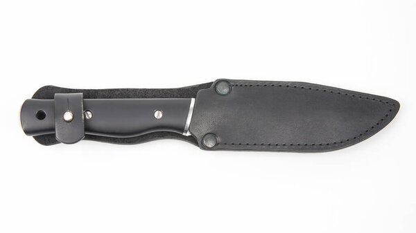 нож для кемпинга и охоты в кожаном чехле на белом фоне. режущий инструмент изолированный объект