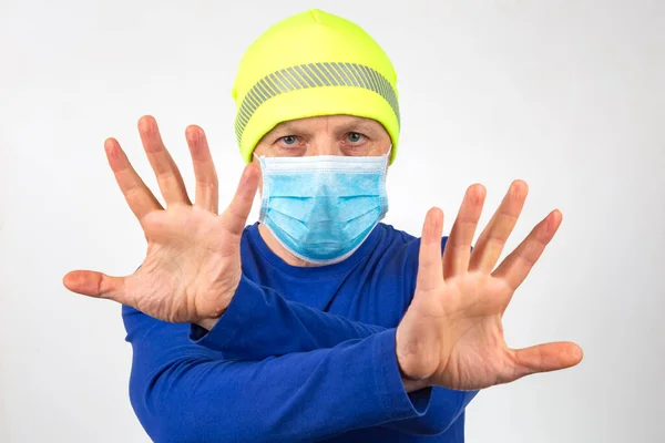 挙手のある医療用マスクの男の肖像 きれいな手と隔離 — ストック写真