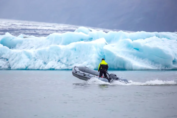 Άνθρωπος Ταχύπλοο Που Πλέει Λιμνοθάλασσα Παγετώνα Στην Ισλανδία — Φωτογραφία Αρχείου