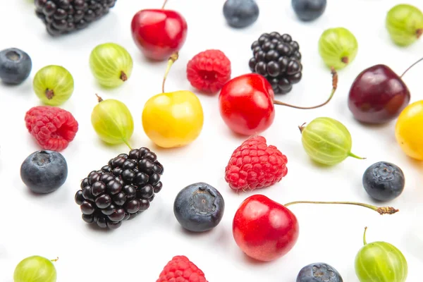 白い背景に新鮮な異なる果実を盛り合わせました ビタミンの健康的な食品果物 健康的な野菜の朝食 — ストック写真