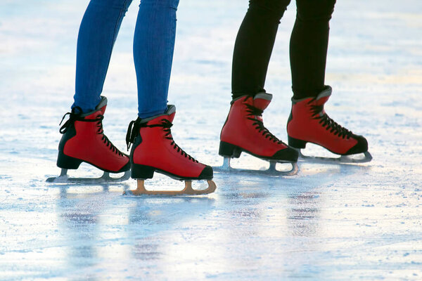 разные люди активно катаются на катке. хобби и досуг. зимний спорт