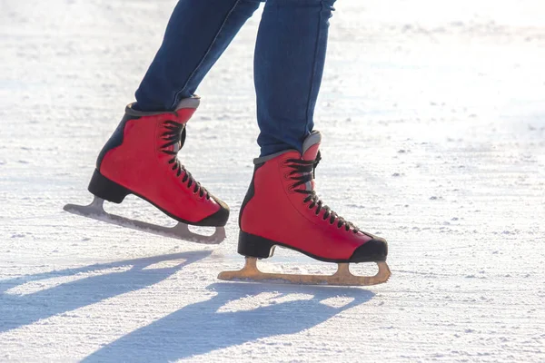 Füße Roten Schlittschuhen Auf Einer Eisbahn Hobbys Und Freizeit Wintersport — Stockfoto