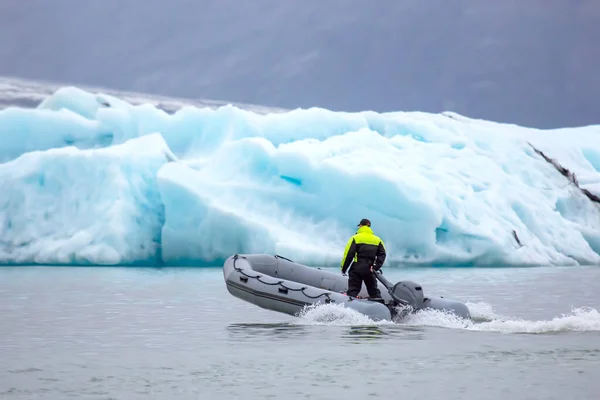 アイスランドの氷河湖を航海する高速モーターボートの男 — ストック写真