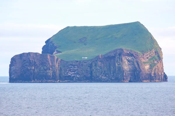 Одинокий Дом Острове Архипелага Вестманнайяр Исландия — стоковое фото