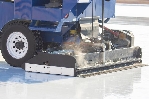 специальная машина для очистки льда на катке на работе. Транспортная отрасльr