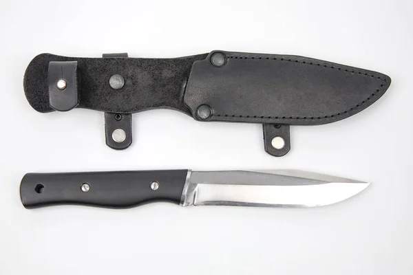 白い背景の革ケースでキャンプや狩猟のためのナイフ 切削工具 隔離された物体 — ストック写真