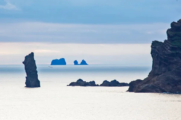 Rocce Nell Oceano Contro Cielo Della Sera — Foto Stock