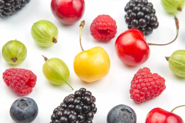 Různé Čerstvé Bobule Bílém Pozadí Užitečný Vitamin Zdravé Jídlo Ovoce — Stock fotografie