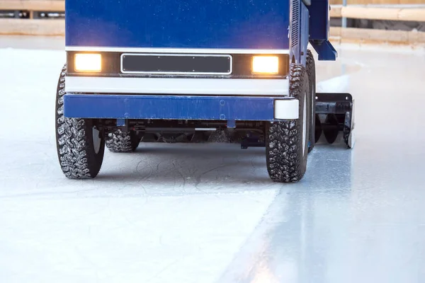 Spezialmaschine Zum Reinigen Von Eis Auf Einer Eisbahn Bei Der — Stockfoto