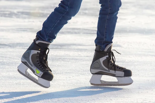 一个滑冰者在街上溜冰时的腿 冬季运动 体育中的业余爱好和娱乐活动 — 图库照片