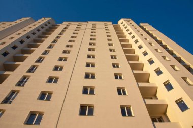 Çok katlı yeni bir konut binasının cephesi. mimari ve modern yapı