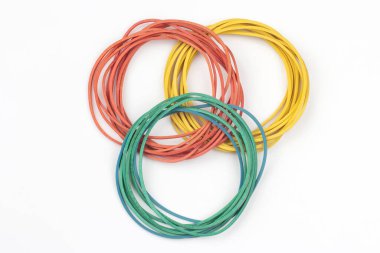 Beyaz arka plandaki banknotlar için renkli elastik lastik. ofis ve iş ögesi