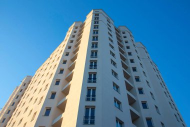 Çok katlı yeni bir konut binasının cephesi. mimari ve modern yapı