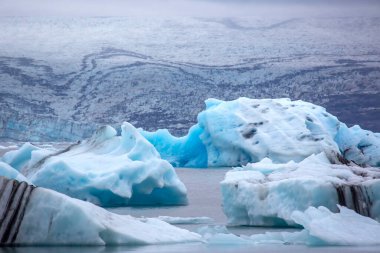 İzlanda 'daki buz gölünün kıyısında mavi buz.