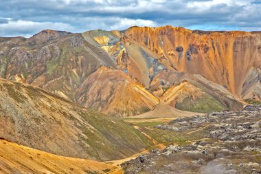 Landmannalaugar 'ın volkanik manzarasının renkli dağları. İzlanda