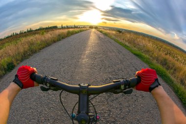 Bisikletçi yola doğru gidiyor.