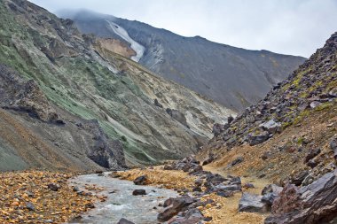 Landmannalaugar 'ın volkanik manzarasının renkli dağları. İzlanda