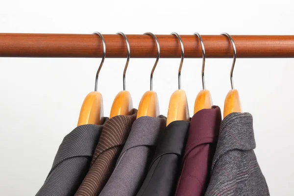 Farklı Kadın Ofis Klasik Ceketleri Elbise Depolamak Için Askıya Asılır — Stok fotoğraf